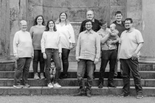 Familienfoto im Aachener Kuhgarten mit drei Generationen, aufgenommen im 16:9 Schwarz-Weiß-Format