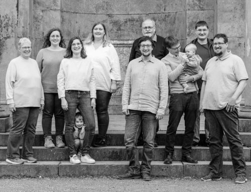 Familienfotos im Aachener Kurgarten – Drei Generationen im 16:9 Schwarz-Weiß-Format